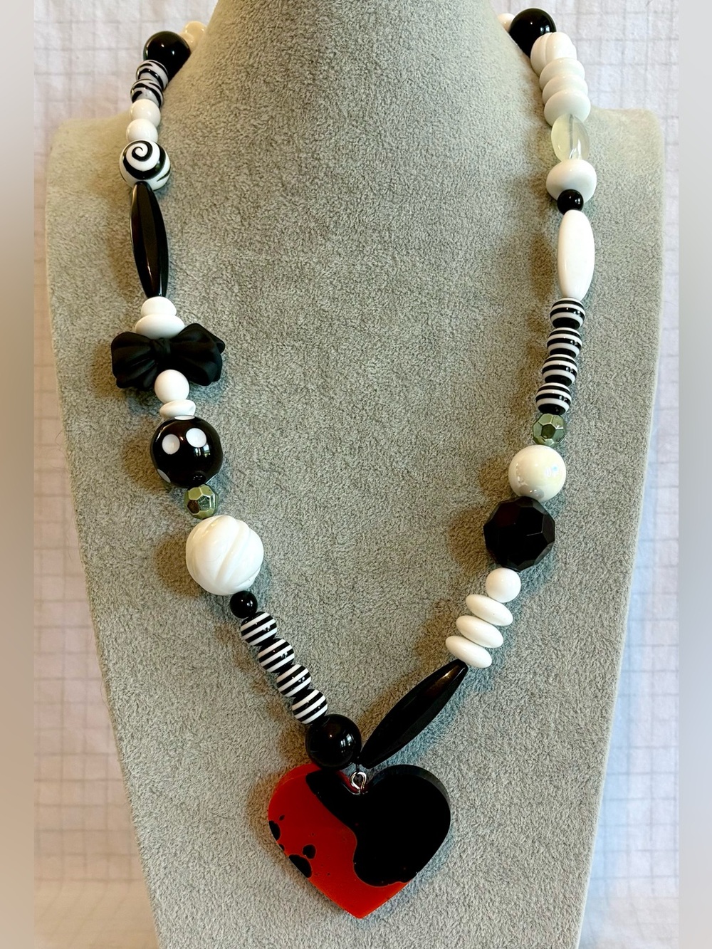 Handmade Resin Heart Mismatched Stretch Beaded Necklace